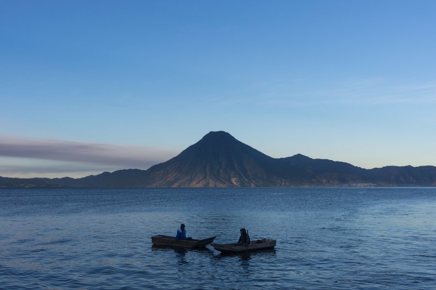 Lac Atitlán au lever du soleil, Guatemala