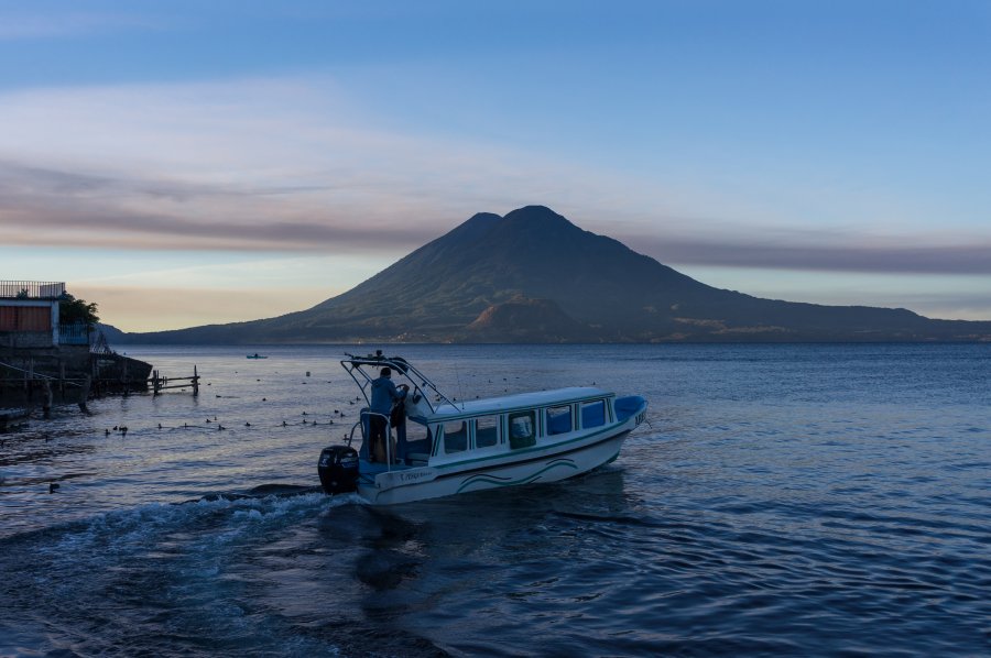 Lac Atitlán au lever du soleil, Guatemala