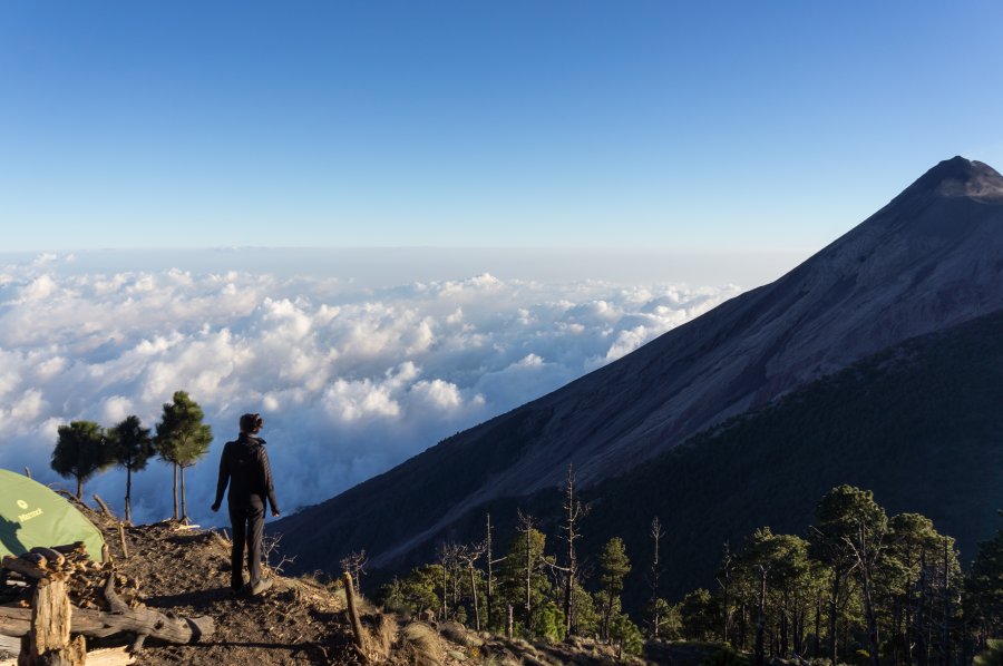 Campement devant le volcan Fuego, Guatemala