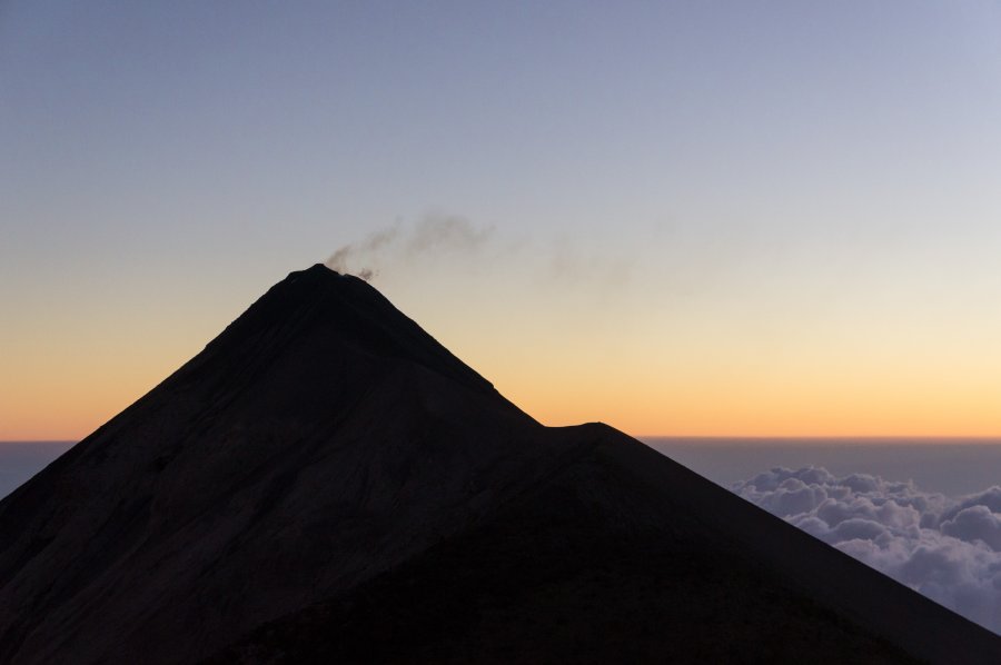 Lever de soleil sur le volcan Fuego, Guatemala