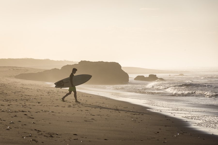 Surfeur sur la plage