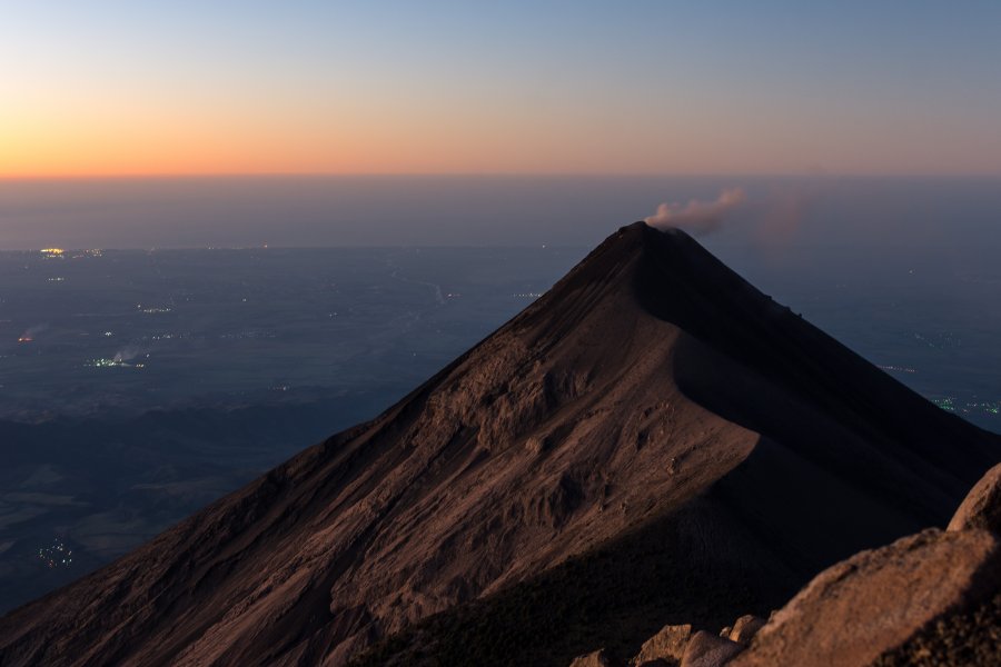 Lever de soleil sur le volcan Fuego