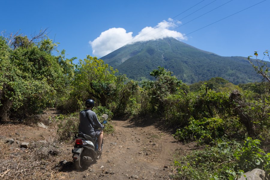 Scooter sur l'île d'Ometepe, Nicaragua