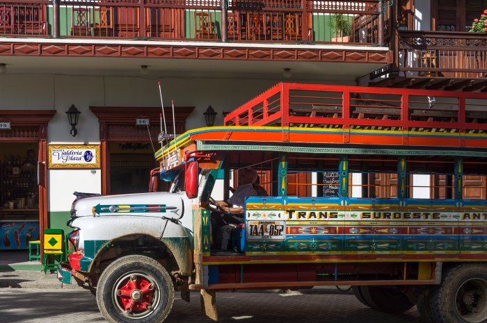 Chiva colombienne dans les rues de Jardiín