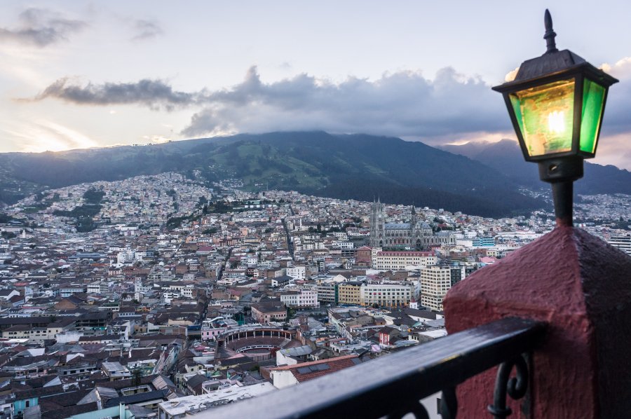 Vue sur Quito au coucher du soleil