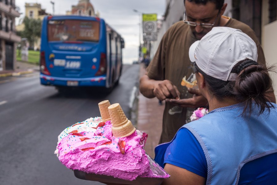 Vendeuse de glaces à Quito, Équateur