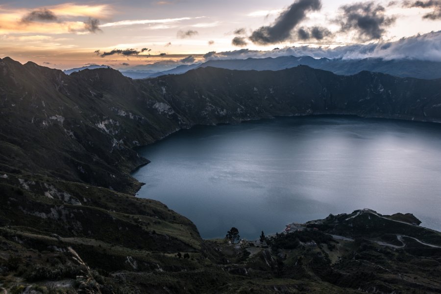 Lever de soleil sur la lagune de Quilotoa