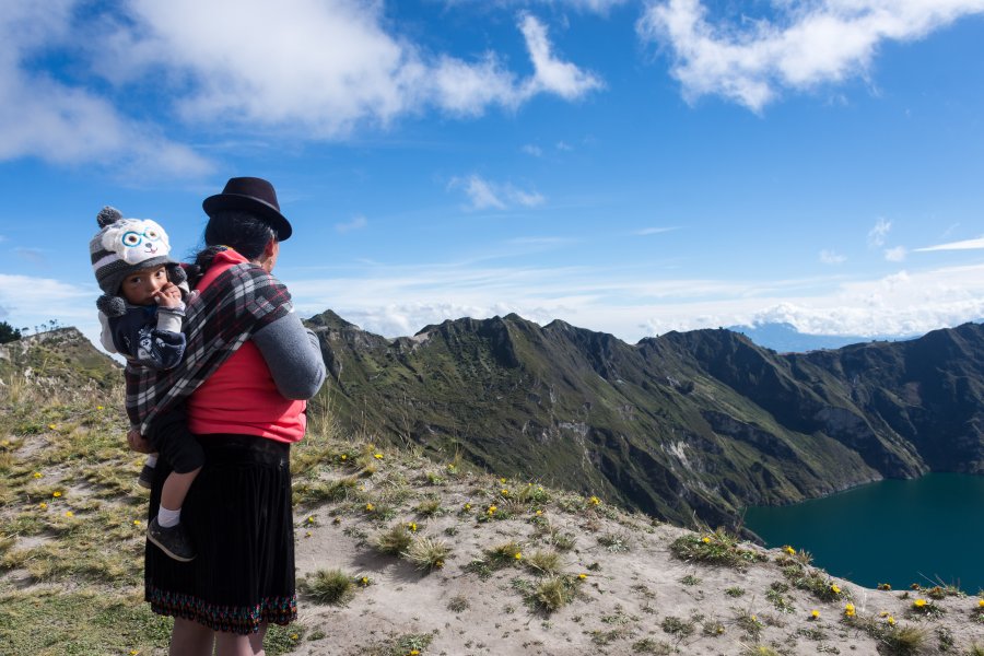 Équatorienne au bord de la lagune de Quilotoa