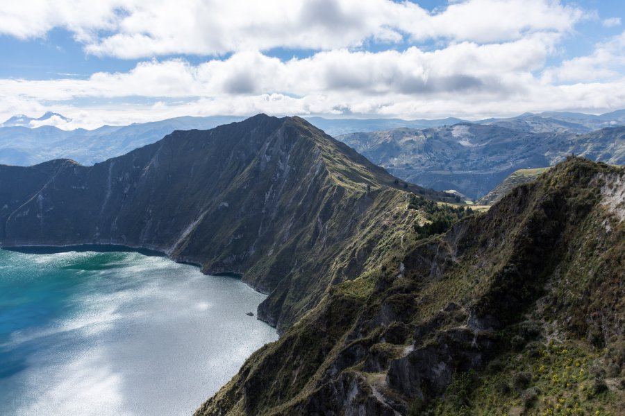 Crête au bord de la lagune de Quilotoa