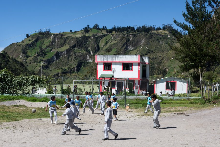 Enfants qui jouent au foot, Équateur