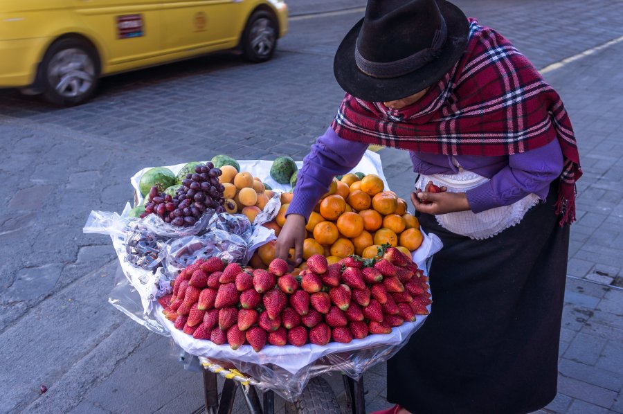 Vendeuse de rue à Cuenca, Équateur