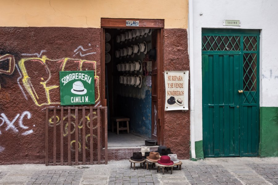 Marchand de chapeaux à Cuenca, Équateur