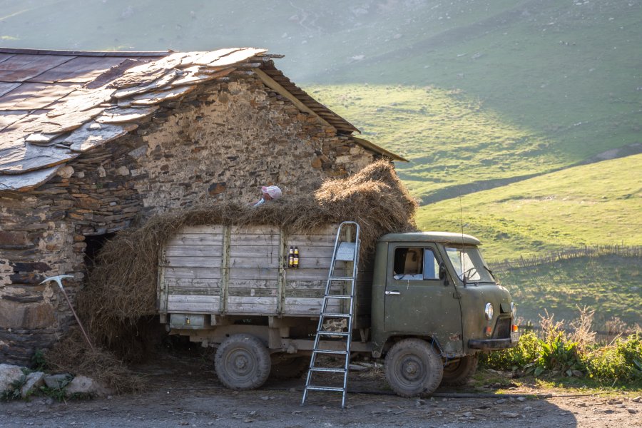 Sieste dans le foin, Ushguli, Géorgie