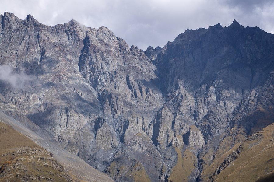 Montagnes au-dessus de Stepantsminda, Géorgie 