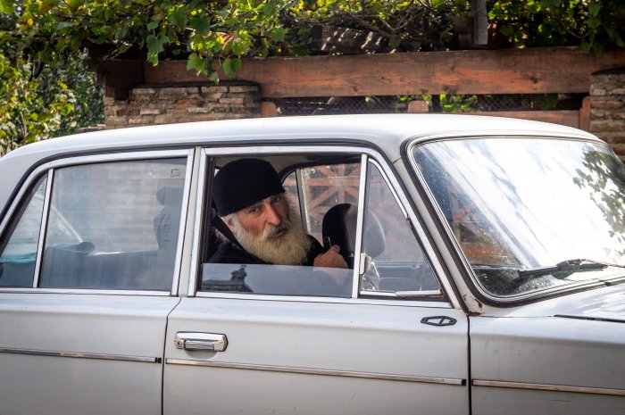 Pope orthodoxe dans une voiture