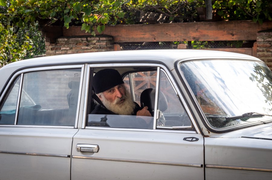 Pope orthodoxe dans une voiture