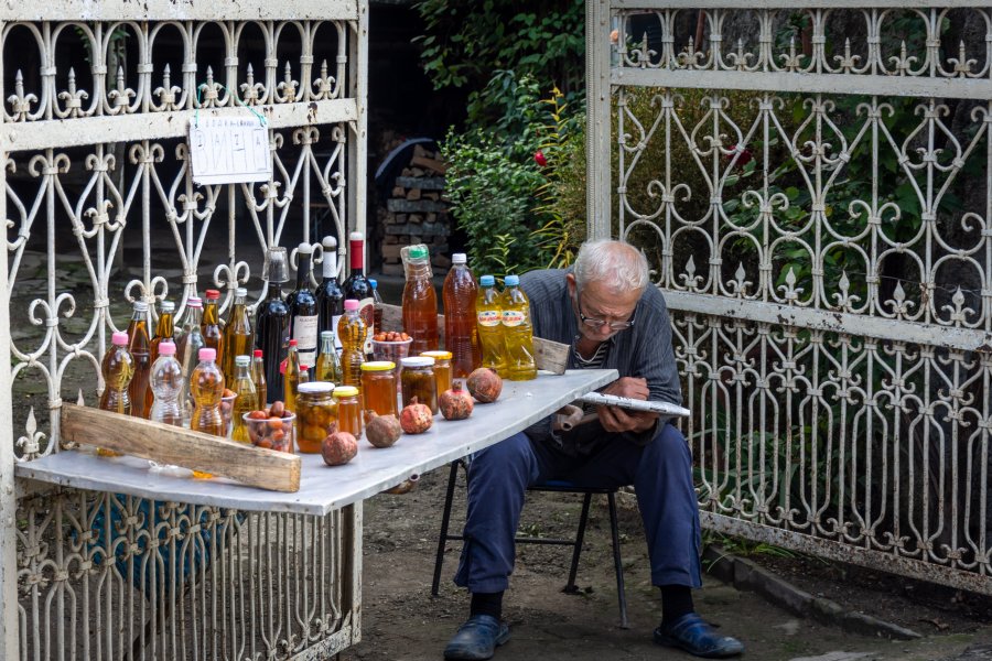 Vendeur de rue à Signagi, Géorgie