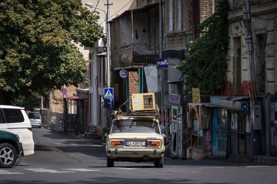 Lada dans une rue de Tbilissi