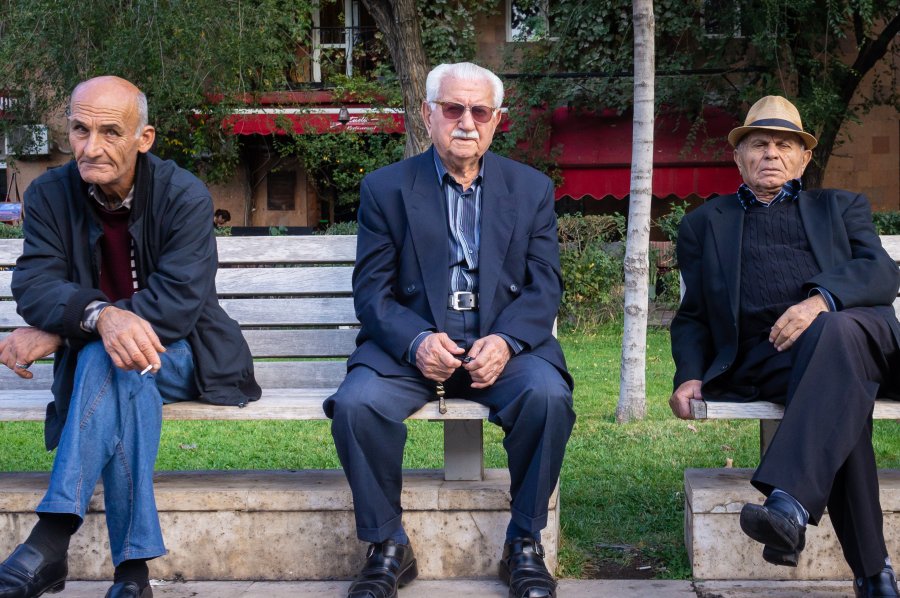 Papis sur des bancs à Yerevan, Arménie