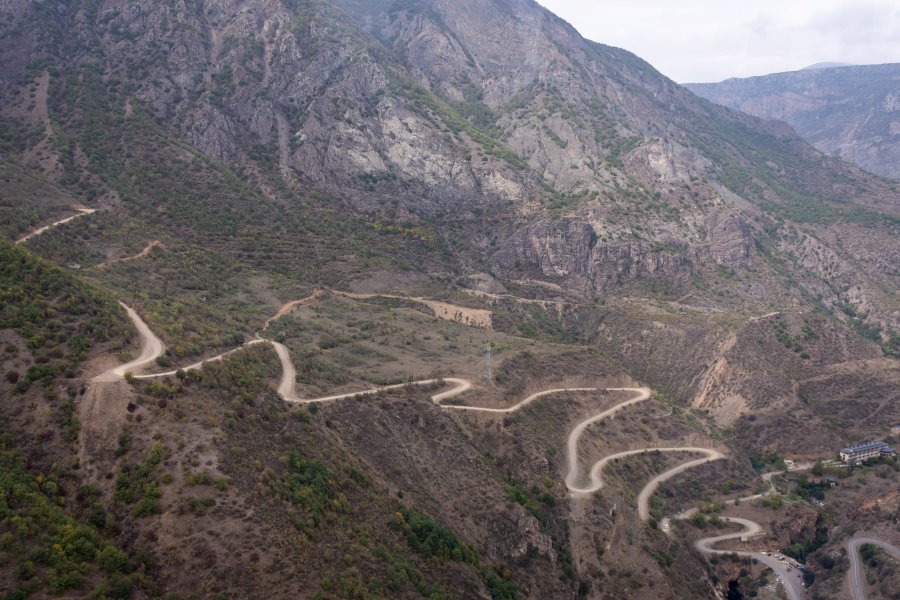 Route de montagne à Tatev en Arménie