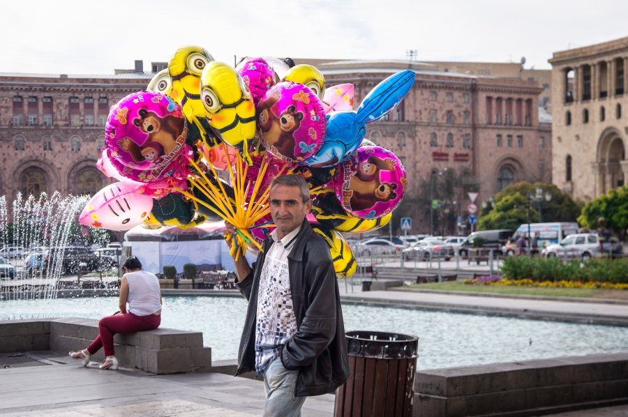 Vendeur de ballons à Erevan, Arménie