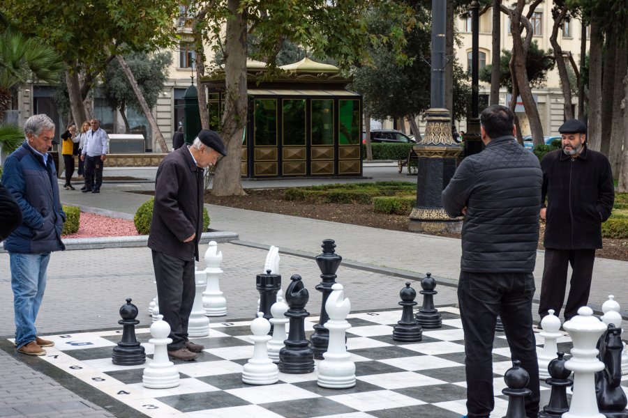 Papis jouent aux échecs à Bakou