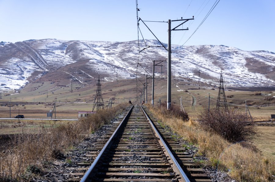 Rails et neige au nord de l'Arménie