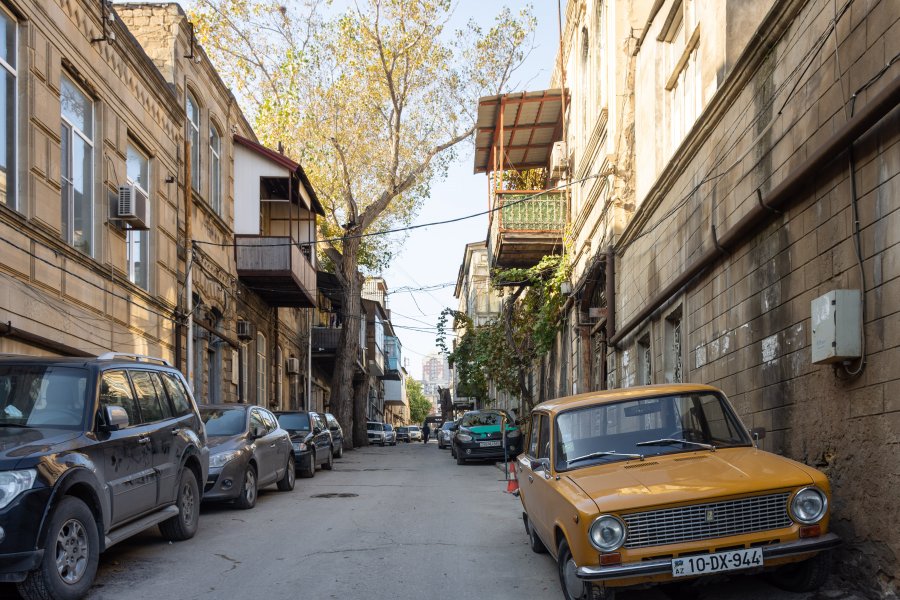 Vieux quartier de Bakou avec Lada