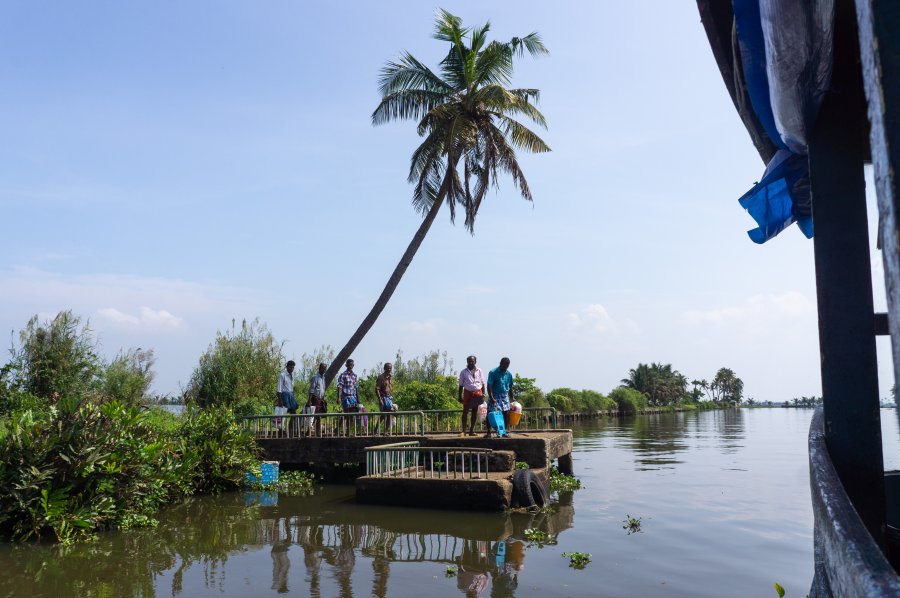 Arrêt du bateau public sur les backwaters, Kerala