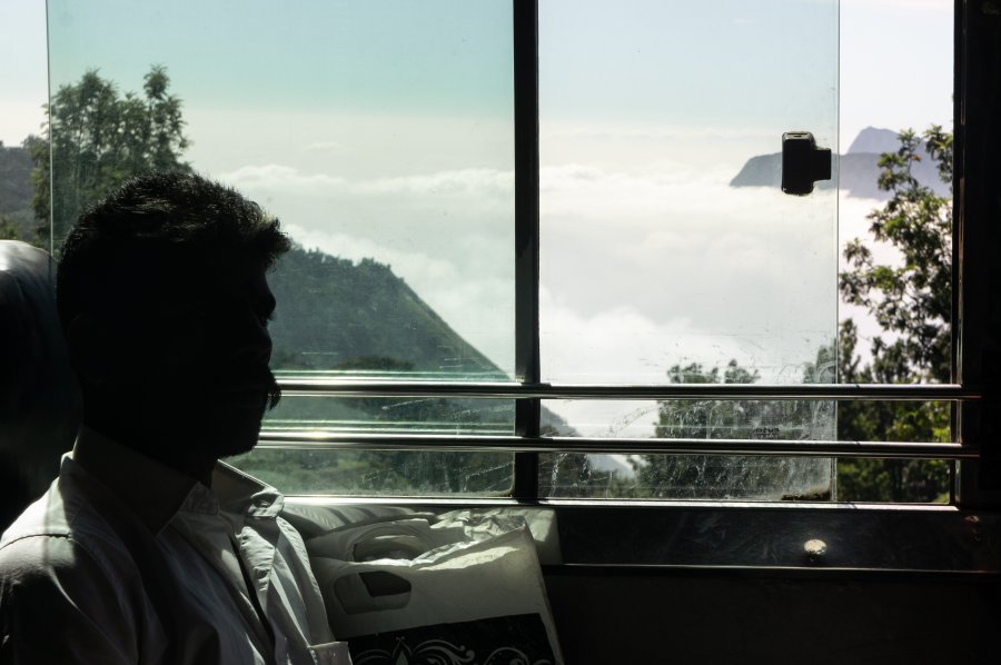 Bus dans les montagnes de Munnar, Kerala, Inde du sud