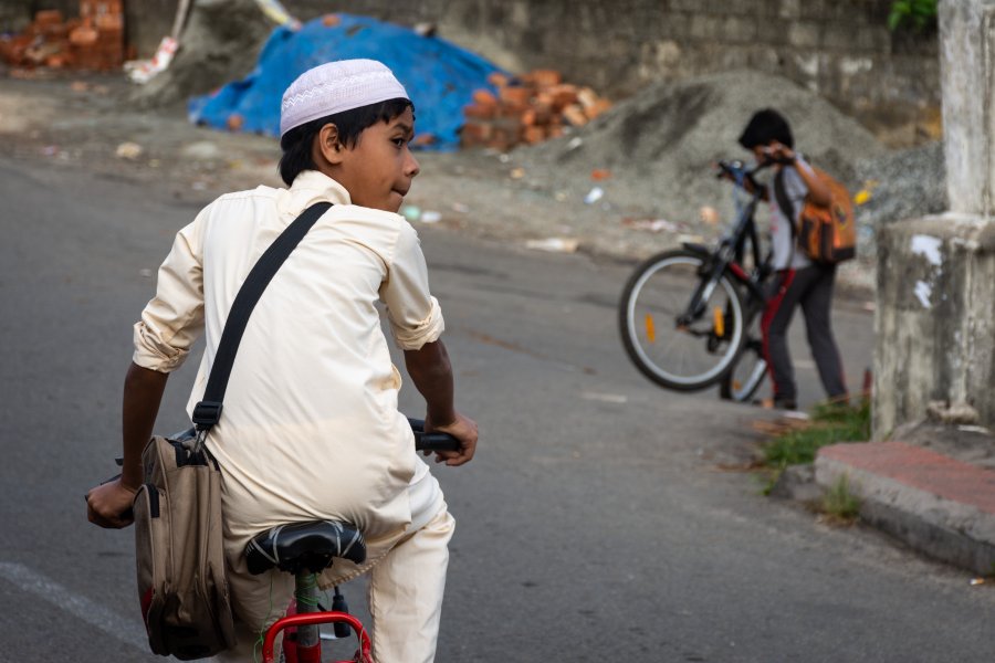 Enfant à vélo dans Cochin, Kerala, Inde