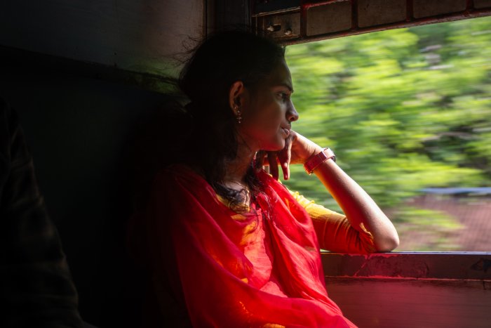 Jeune femme dans un train en Inde