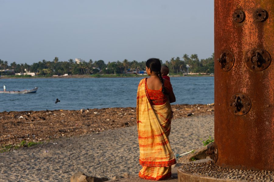 Indienne en sari avec son enfant sur la plage de Cochin