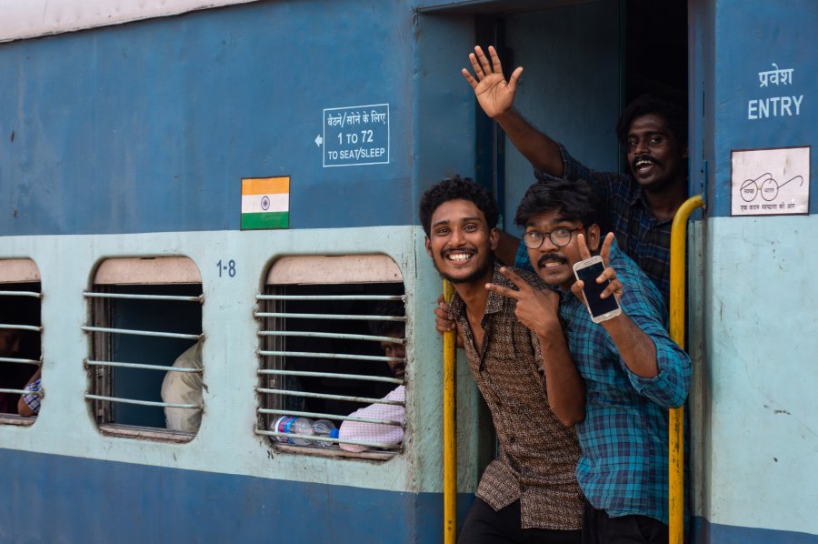 Jeunes Indiens enjoués dans un train