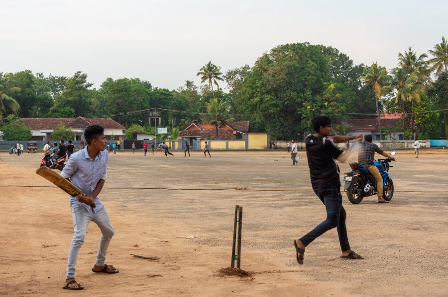 Joueurs de cricket à Alleppey, Inde du sud