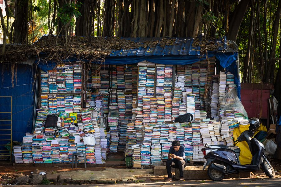 Libraire sous un arbre à Trivandrum, Inde