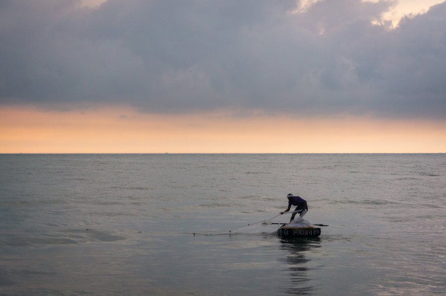 Pêcheur sur la plage de Marari, Alleppey, Kerala, Inde