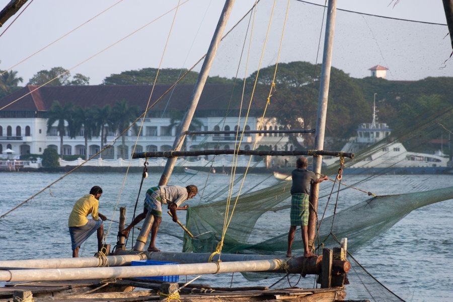 Pêcheurs avec filets chinois, Cochin, Inde