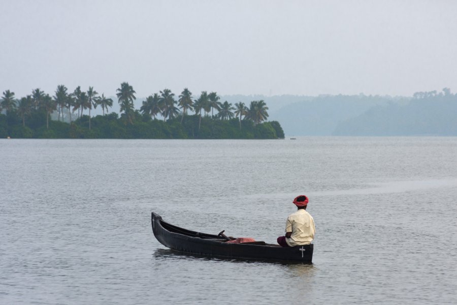 Pirogue sur les backwaters, Munroe Island, Inde