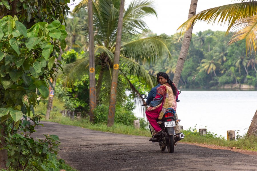 Scooter sur Munroe Island, Kerala, Inde