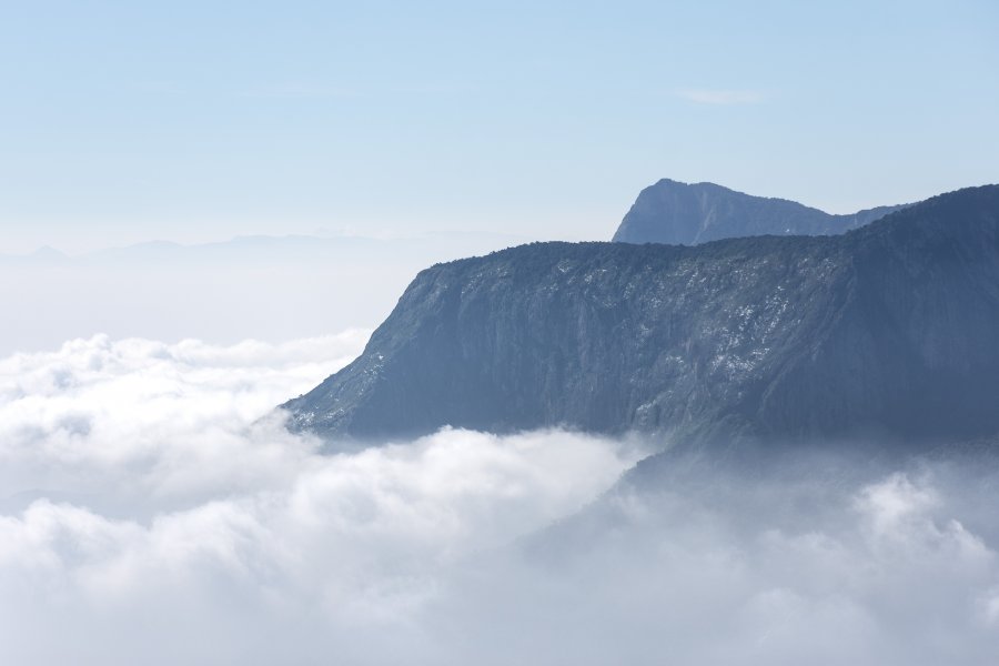 Top station : montagne et nuages à Munnar, Inde