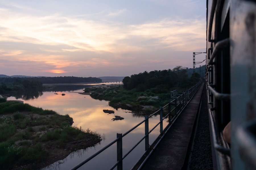 Coucher de soleil depuis un train indien