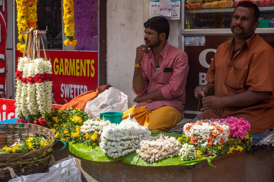 Vendeurs de fleurs à Munnar, Inde