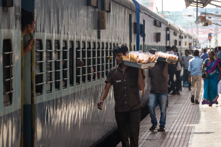 Vendeurs de nourriture pour train indien