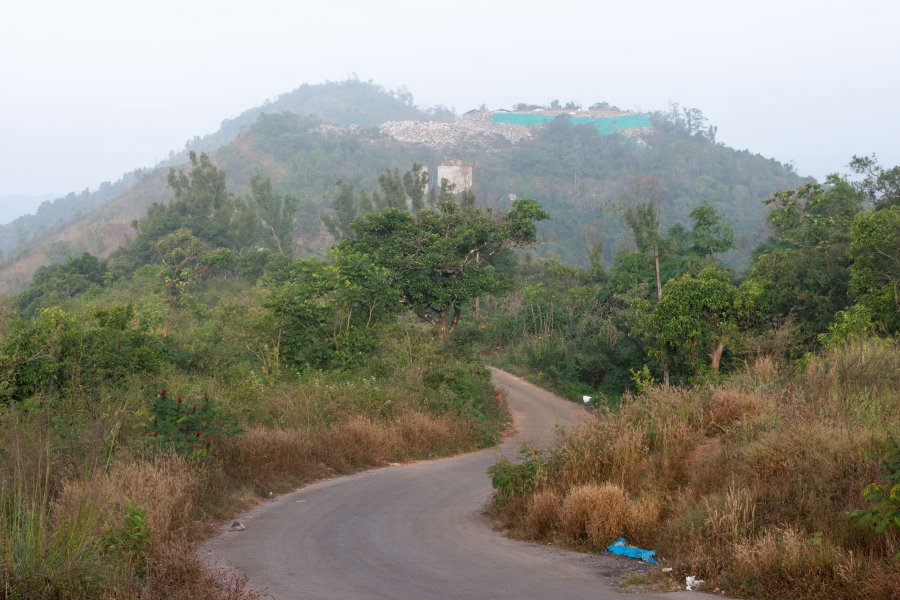 Randonnée entre les déchets, vers la décharge, à Coorg