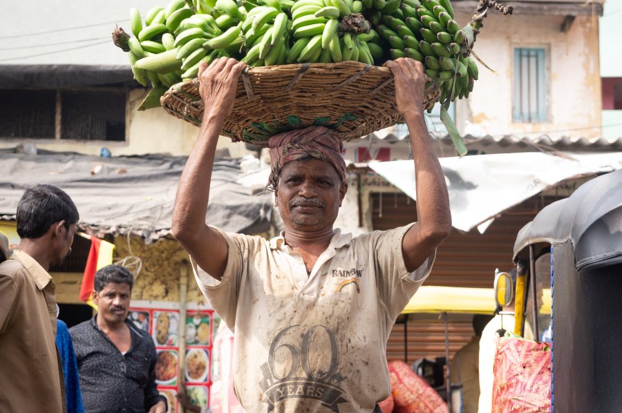 Porteur de bananes au marché Devaraja, Mysore