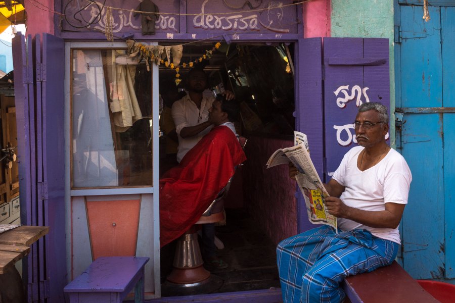 Coiffeur à Badami en Inde