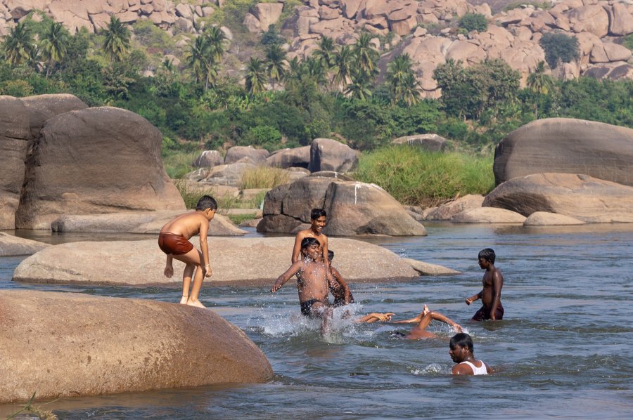 Baignade dans la rivière Tungabhadra à Hampi