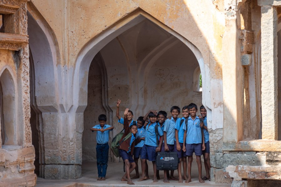 Ecoliers joyeux à Hampi en Inde