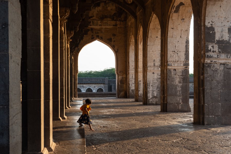 Fillette à Ibrahim Roza, Bijapur, Inde